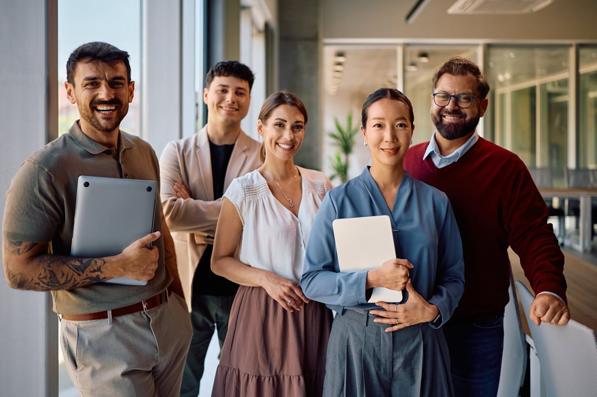 Equipo de negocio revisando métricas